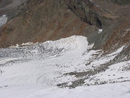 Blick vom Grat auf den Bereich, in dem der Lift stand