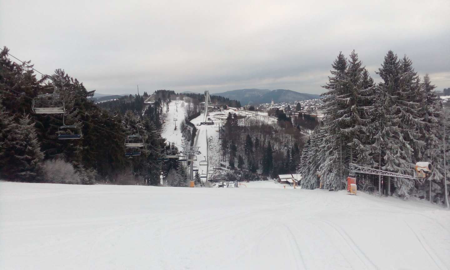 Quickjet Flutlichthang gesperrt, es war auch tatsächlich nur rechts bei den Schneekanonen genug Schnee zum fahren
