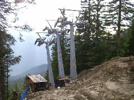 Antrieb Materialseilbahn und die letzten noch stehenden Stützen der alten Bahn