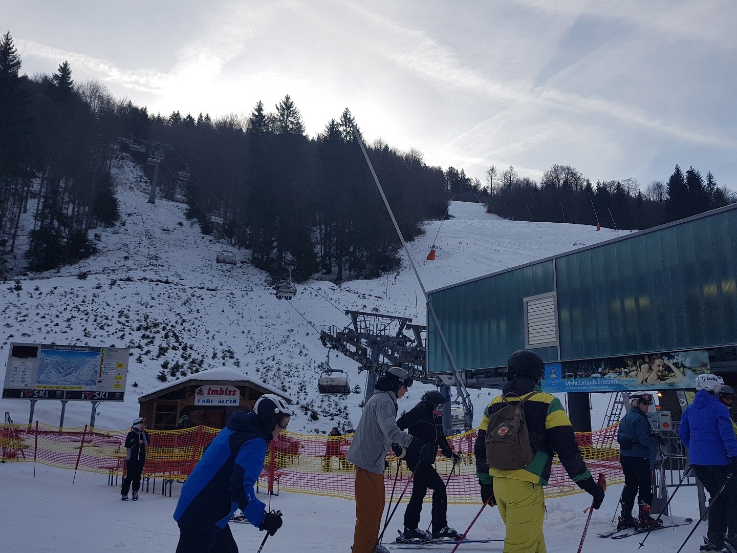 Einstieg Rothausbahn. Auf allen anderen Pisten fehlt es noch deutlich an Schnee.