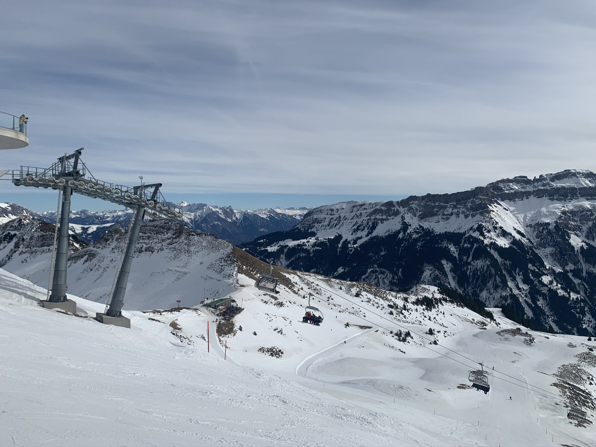 Blick um ca. 13.00 vom Maschgenkamm Richtung Süden: An den windexponierten Stellen kaum noch Schnee. Gut zu erkennen ist auch, dass der Altschnee mit Saharastaub versetzt ist (leicht rötlich), darauf liegt nur stellenweise neuer Treibschnee.