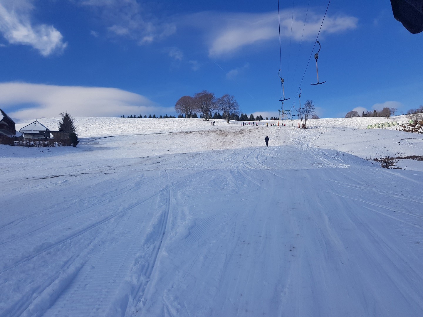 Unterhalb der Straße war schon morgens sehr wenig Schnee.