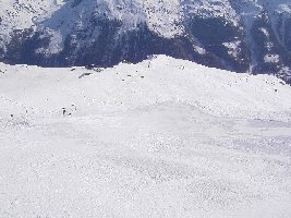 Von unten gesehen ist das die ganz linke, rote Piste am Combe Durand.