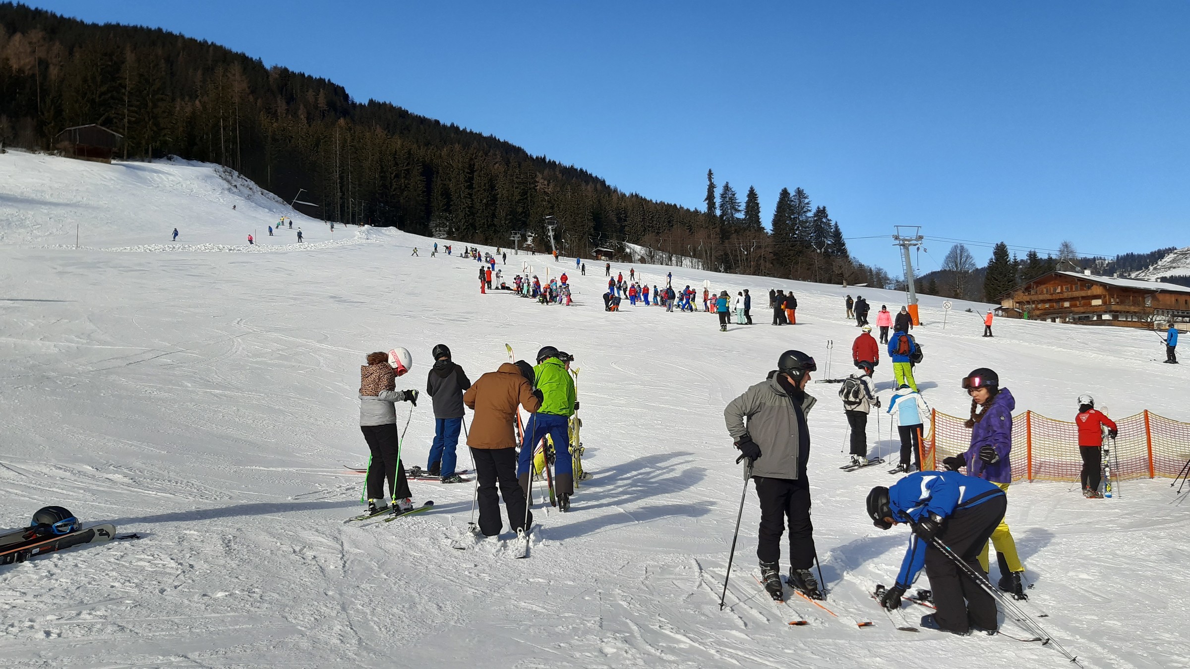 Am Sonntag war das Gebiet voll. Hier am Übungslift Ascherfeldlift wurden gerade die neuen Skikurse eingeteilt.