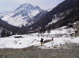 Das ist das Ende der Piste. Man kommt am Parkplatz der 10EUB Grimentz-Bendolla heraus. Nach 5 Gehminuten gelangt man zur Talstatino der 10EUB und kann den Skitag in Grimentz fortsetzen oder mit dem kostenlosen Skibus zurück nach Zinal pendeln.