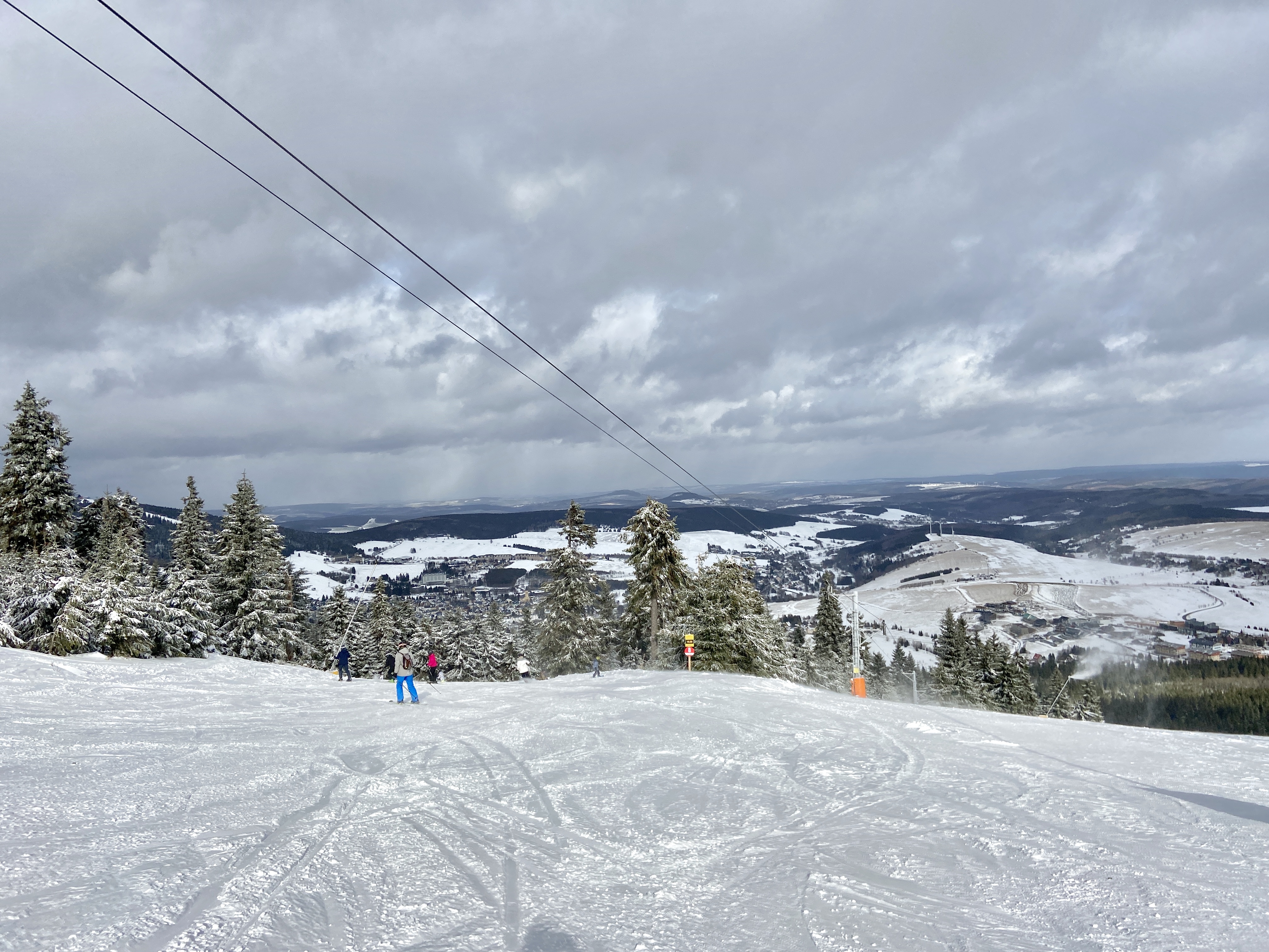Oben am Berg schön winterlich, paar hundert Meter tiefer nur Zucker oder gar kein Naturschnee
