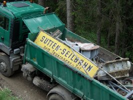 Wegweiser und Altteile bereit zum Abtransport zur Talstation