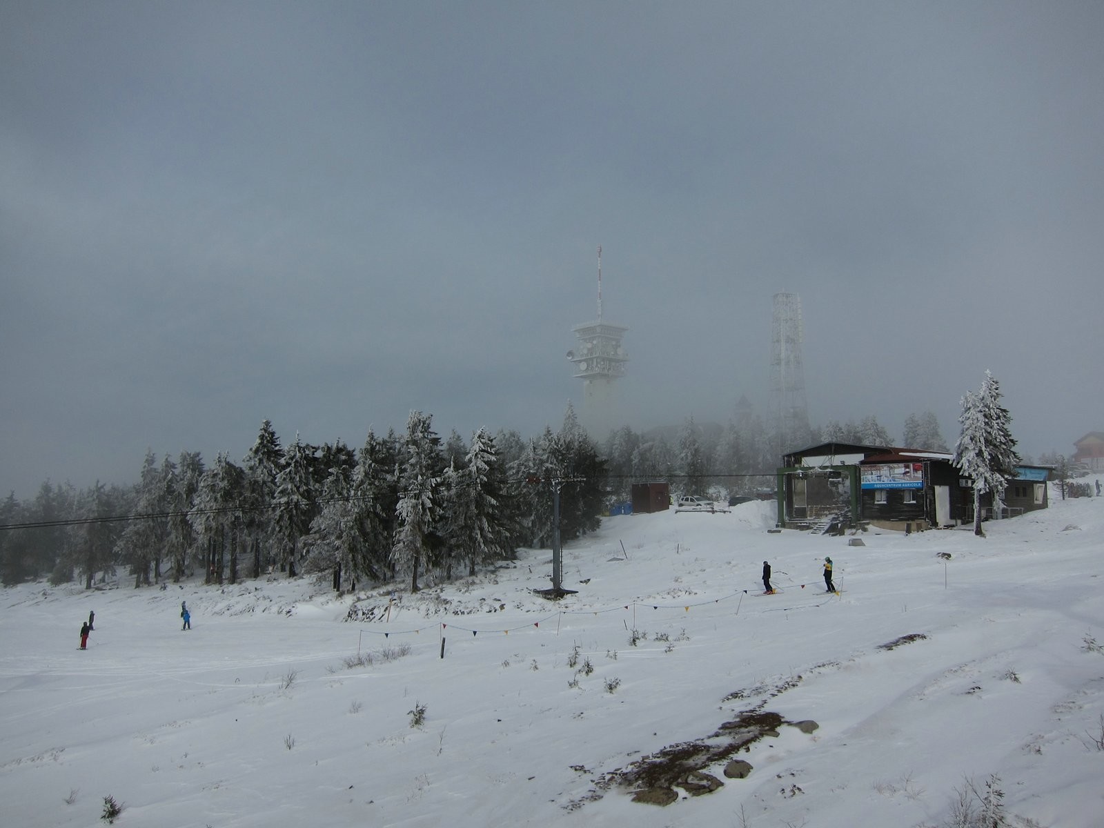 Schön dass der alte Einer Sessel Jachymowska noch steht.