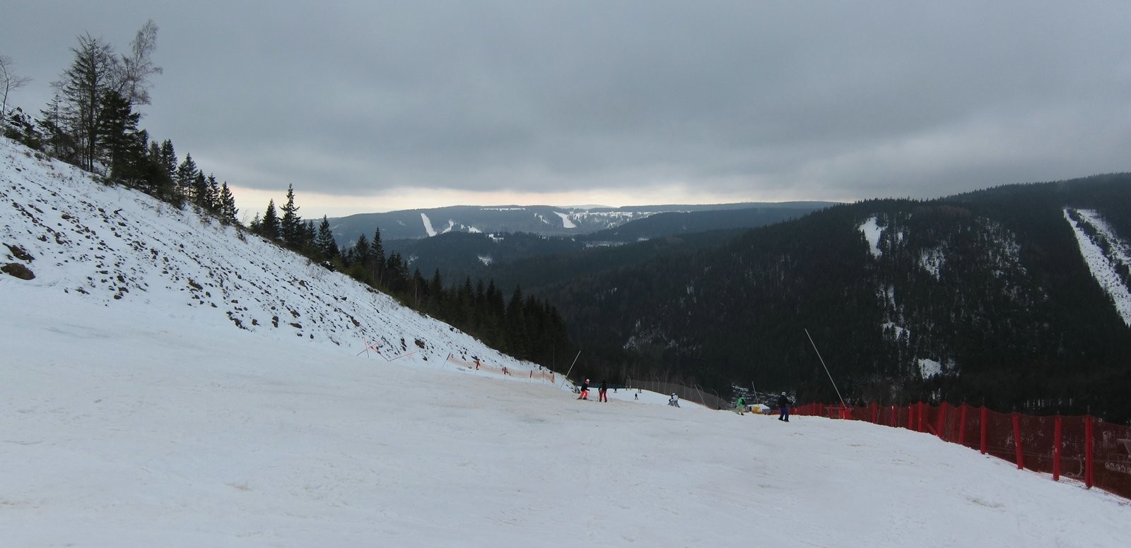 Abfahrt 1 Prima Express. An 2 etwas steileren Stellen ein paar Steine. Einige Mitarbeiter waren sogar zum Steinesammeln.