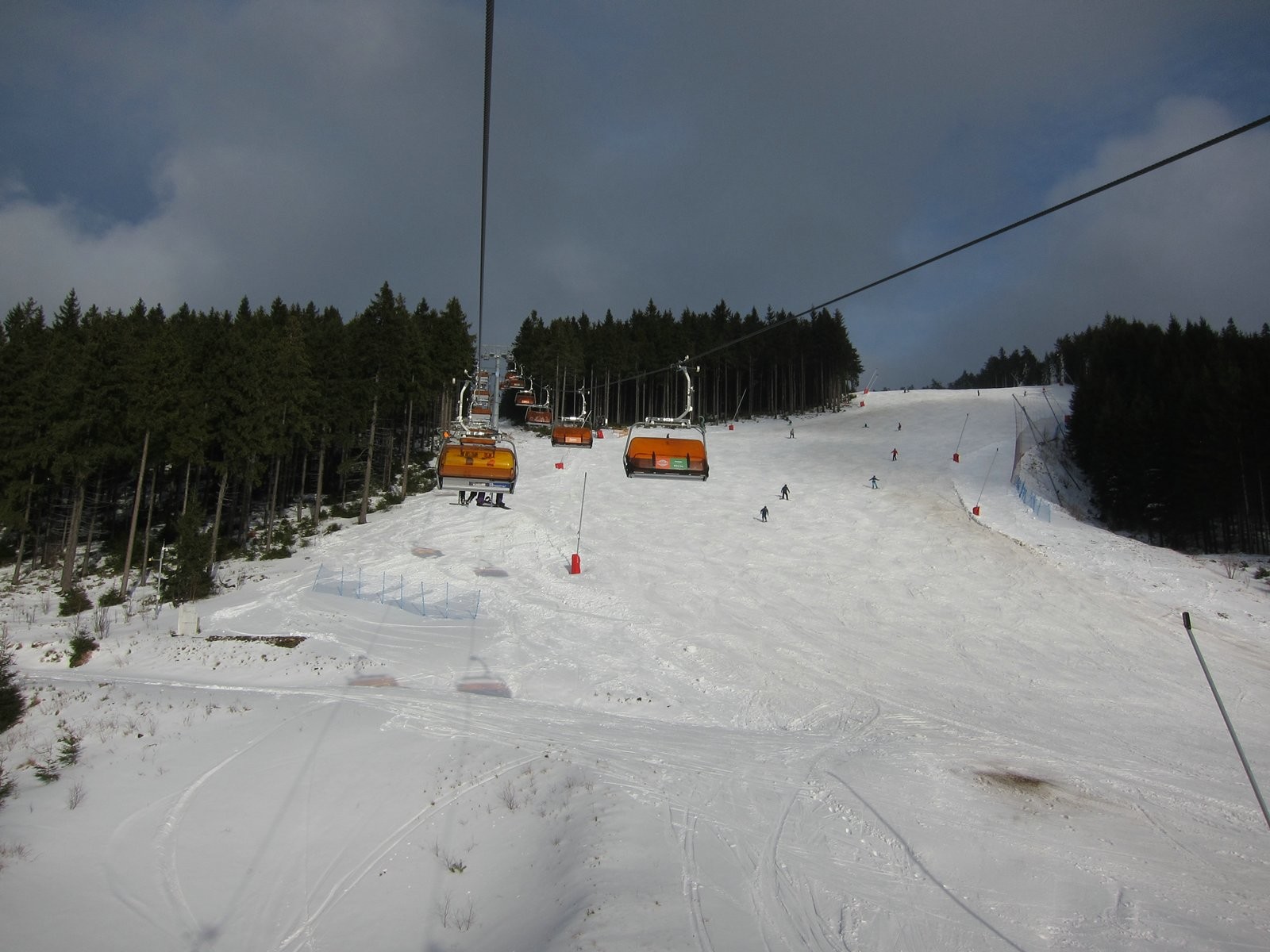 Abfahrt 1 Prima Express. Die Steilstellen mit ein paar Steinen und dickem, schweren Pappschnee.