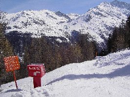 Ab hier verläuft dann leider nur noch ein Skiweg bis Grimentz oder Mottec. Links eine SOS-Station.