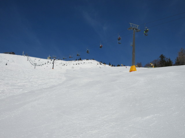 Gipfelhang-Abfahrt, darüber der 2-CLF Gipfel