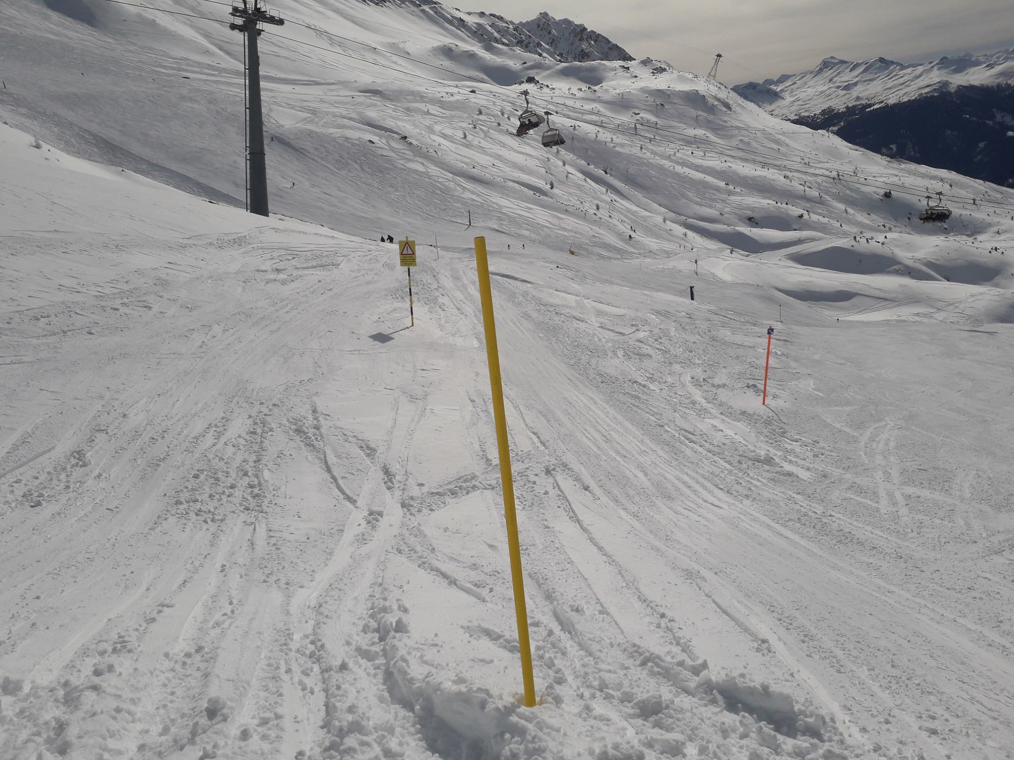 Neu ist eine Route zwischen der 20a und der 21a/21b ausgesteckt. Dieser Schritt macht absolut Sinn, wird diese Verbindung jetzt schon rege in Anspruch genommen. Netterweise wird vor aperen Stellen gewarnt. Ehrlicherweise müsste jedoch vor Felsen gewarnt werden ;-)