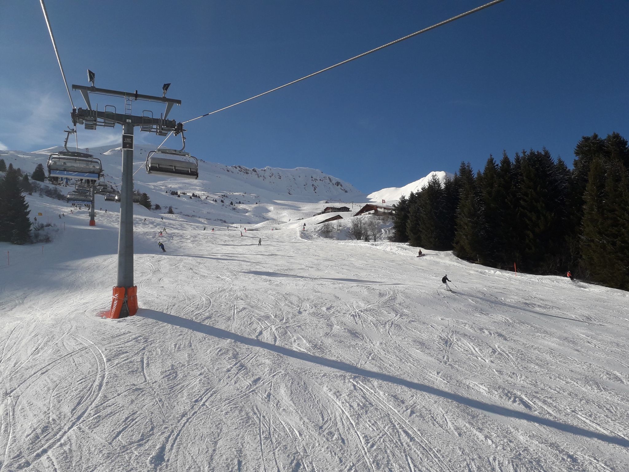 Nach dem Mittag war es erwartungsgemäss voll geworden auf der Ostseite. Daher entschied ich mich, zurück auf die nun leere Westseite zu wechseln. Das Bild entstand im untersten Teil der Stätzerhorn-Sesselbahn.