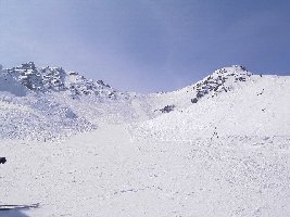 Das obere Stück der Piste, was hier im Bild zu sehen ist, ist das steilste der gesamten Abfahrt.