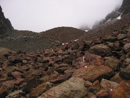 Unter einem solchen Block begraben wir den jenigen, der durch die Steilflanke oben eine Piste bauen will... ;-)