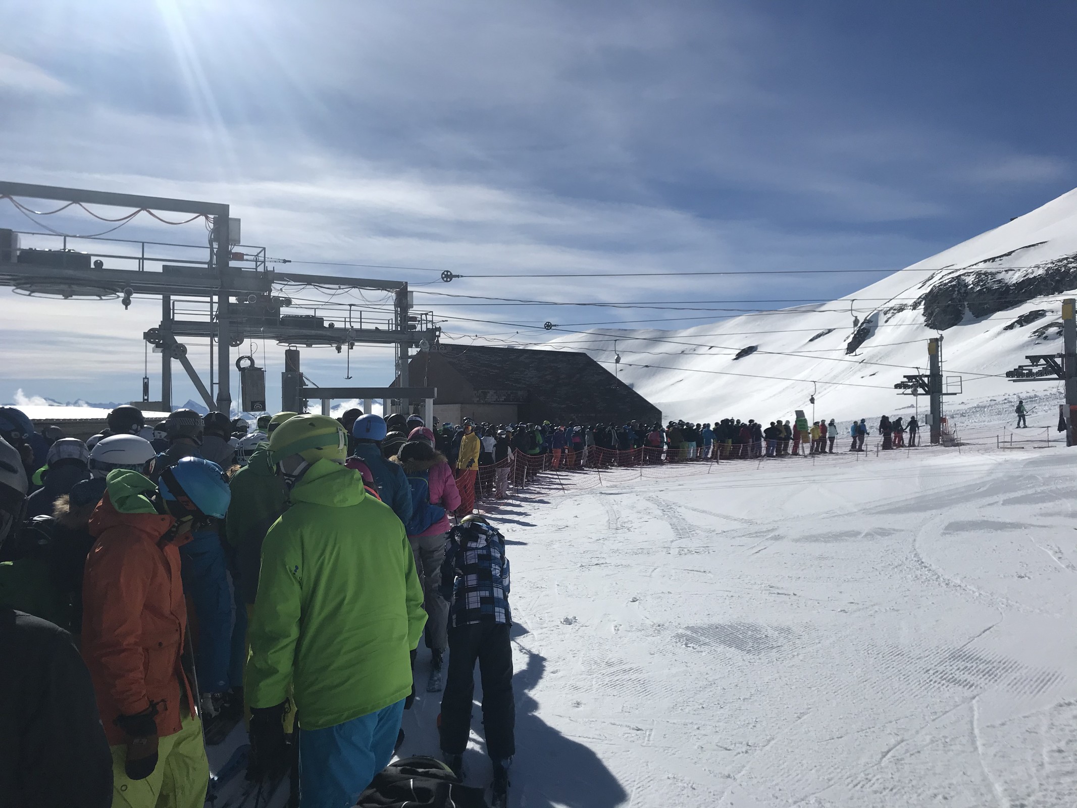 Kaum waren wir in Flims, ging der Sattel dann doch noch auf. Mein Sohn wollte den unbedingt noch machen, also nix wie hoch und die 17min über sich ergehen lassen. Auf halber Strecke nahm der zweite Lift dann seinen Betrieb auf. Ärgerlich!