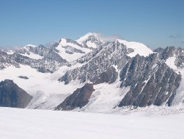 Hinten die Wildspitze mit Nord- und Südgipfel, davor der Hintere Brochkogel und im Vordergrund die Hochvernagtspitze