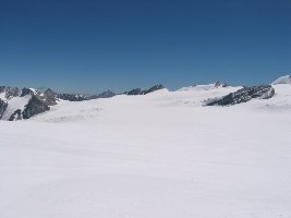 Zu den Dimensionen: zum Brandenburger Haus am linken Felsrand marschiert man 21/2 bis 3 Stunden über dieses Eismeer