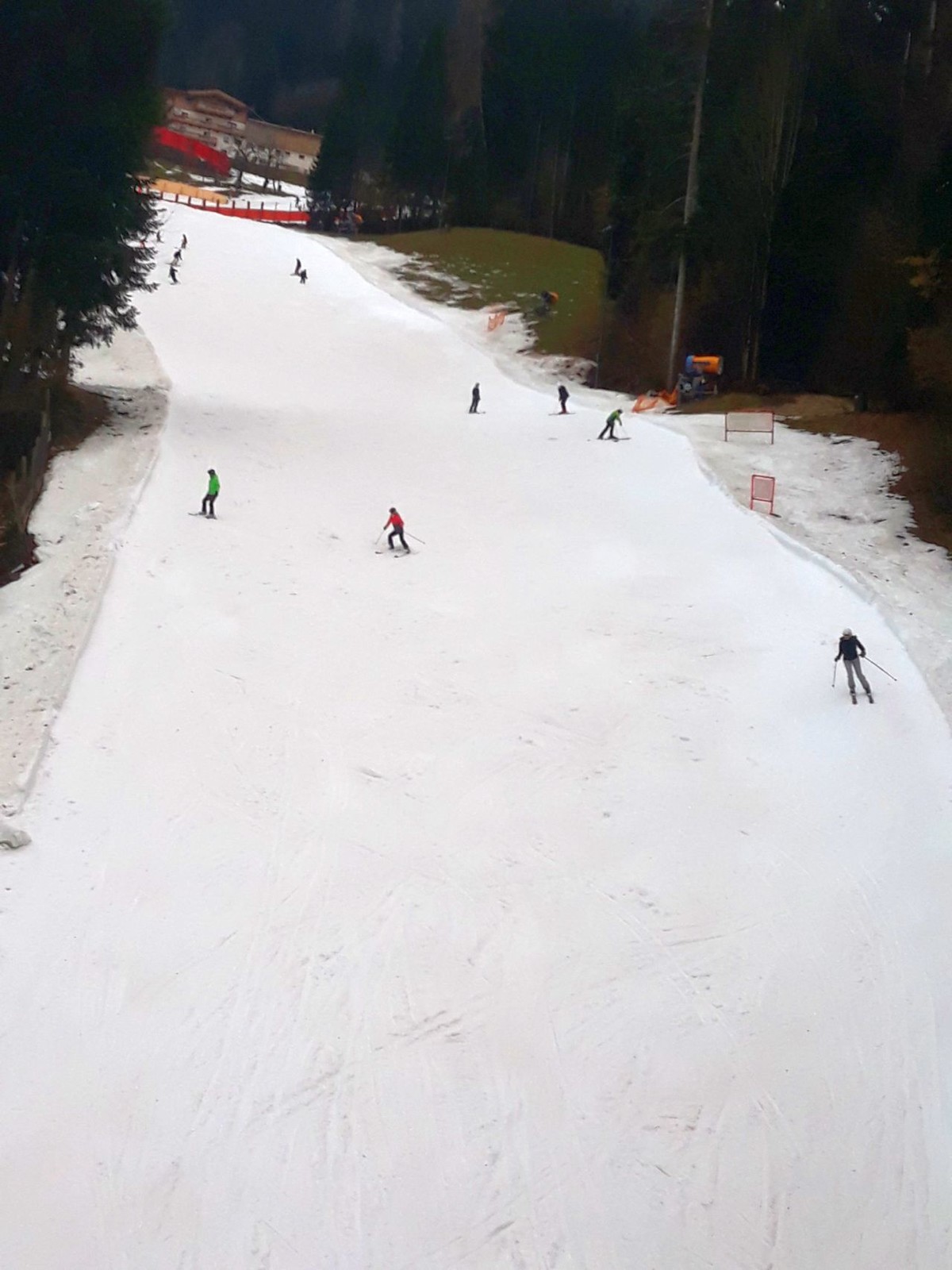 Talabfahrt unterster Teil, ziemlich aufgeschoben, viele Skifahrer