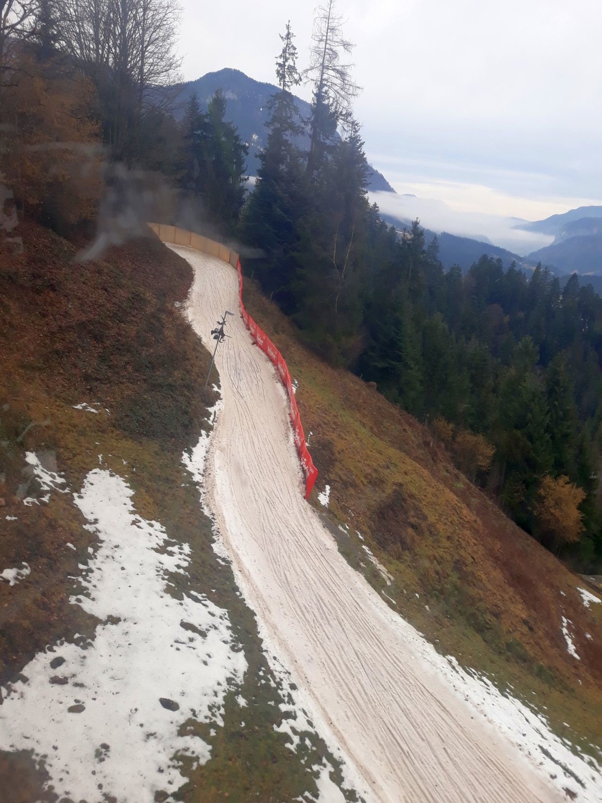 Rodelbahn: recht braun, für Rodeln an sich kein Problem, aber recht tief und anstrengend zu fahren