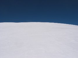 Ohne Spur und ohne Gipfelsicht gar nicht so einfach, die richtige Richtung zu erwischen. Jetzt stellt euch das mal bei Nebel/Sturm etc. vor... Nebenbei, auch hier für genussreichen Skilauf deutlich zu flach = grüne Schußpiste...