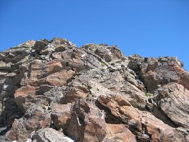 Anregende leichte Blockkletterei am Richterweg. Links gehts über 500 Hm tief hinunter ins Langtauferer Tal, rechts schwappt das Eismeer nah an die Felsen heran