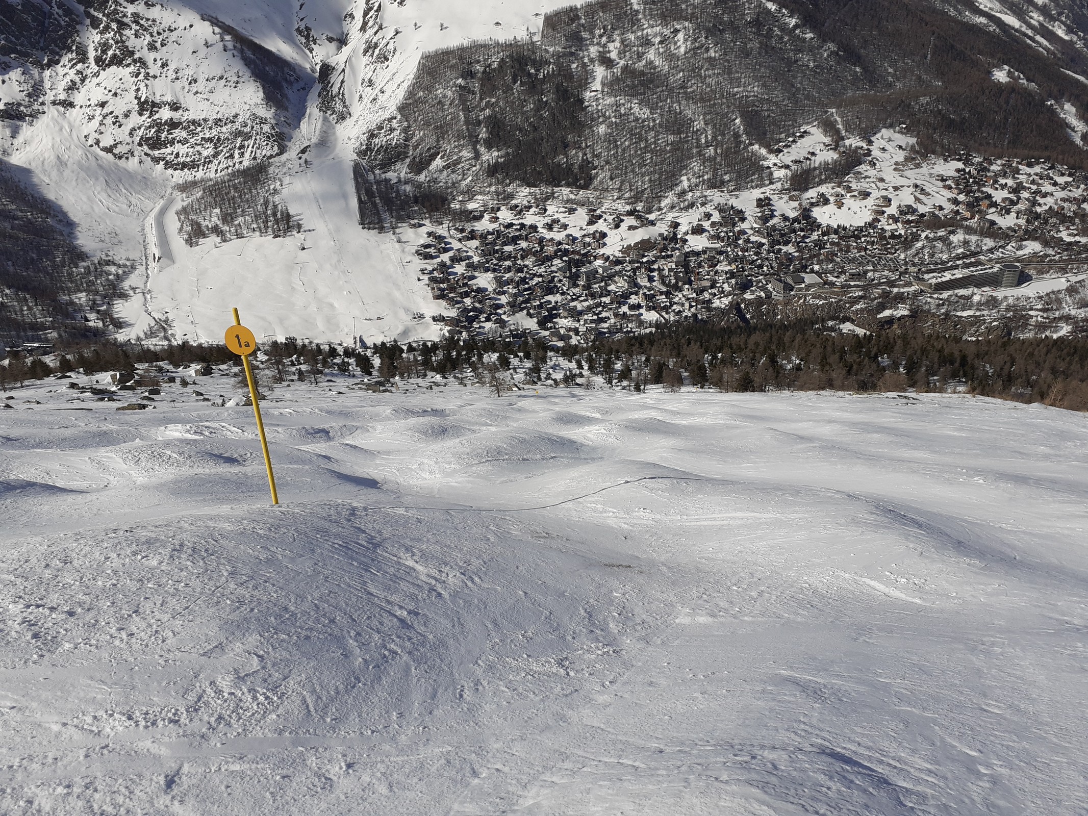 Plattjen, gelbe Route 1a National: teils steinig, da sehr verblasen. Dennoch gut zu fahren, hart aber griffig. Im unteren Bereich im Wald weicher Neuschnee