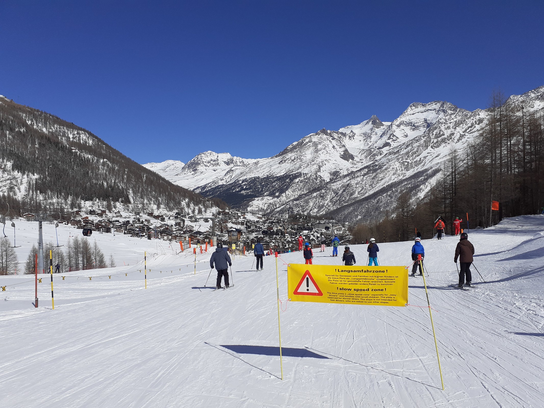 Anfängerhang Kalbermatten, als Langsamfahrzone gekennzeichnet
