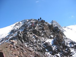 Ab und an leichte Kletterstellen (Stufe I). Dahinter der sehr bröckelige Hohe Zahn.
