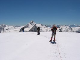 Unsere tapfere Seilschaft. Hier sieht man auch die fast senkrechte Steilheit des Geländes...