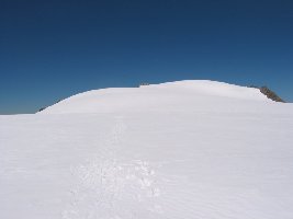 Da ist er ja! Links der &amp;quot;Kreuzgipfel&amp;quot; in der Mitte die Firnkalotte, der höchste Punkt. Wer genau hinsieht, kann ein paar Gegenanstiege bzw. üble Flachstücke entdecken, nicht sehr skifreundlich, dazu Spaltengefährdung