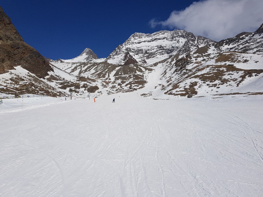 leere (und wingeschützte) Traumpisten in Saas Grund