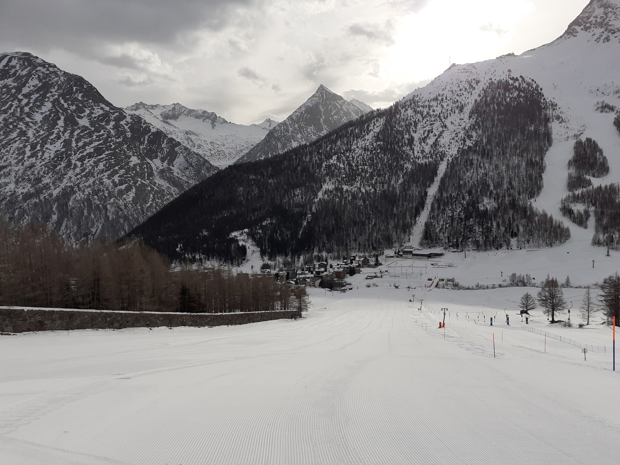 Morgens am Stafelwald, die Piste 20 wurde etwas nach links zur Mauer hin verbreitert. Daumen hoch für die super Präparierung !