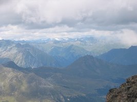 Hier müsste egtl etwas vom Skigebiet von Samnaun oder von SFL zu sehen sein. Evt. das Gebiet um die Masner-Hütte??