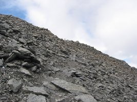 Obwohl unmarkiert deutliche Wegspuren, im Kontrast zum Abstieg vom Falginjoch