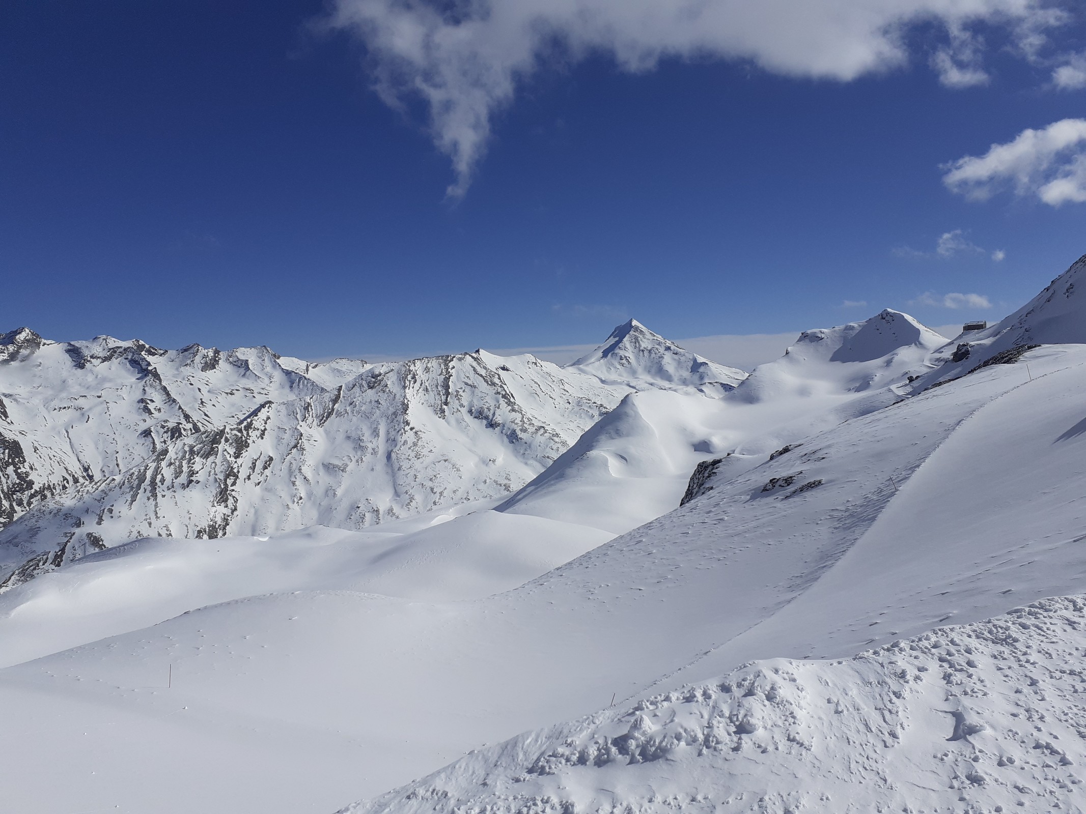 Blick vom Egginerjoch Richtung Chessjen, Stellihorn und Britanniahütte, die ab dem 6.März öffnet