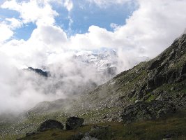 207-Weißseespitze aus dem Riffltal durch Nebelfetzen.jpg