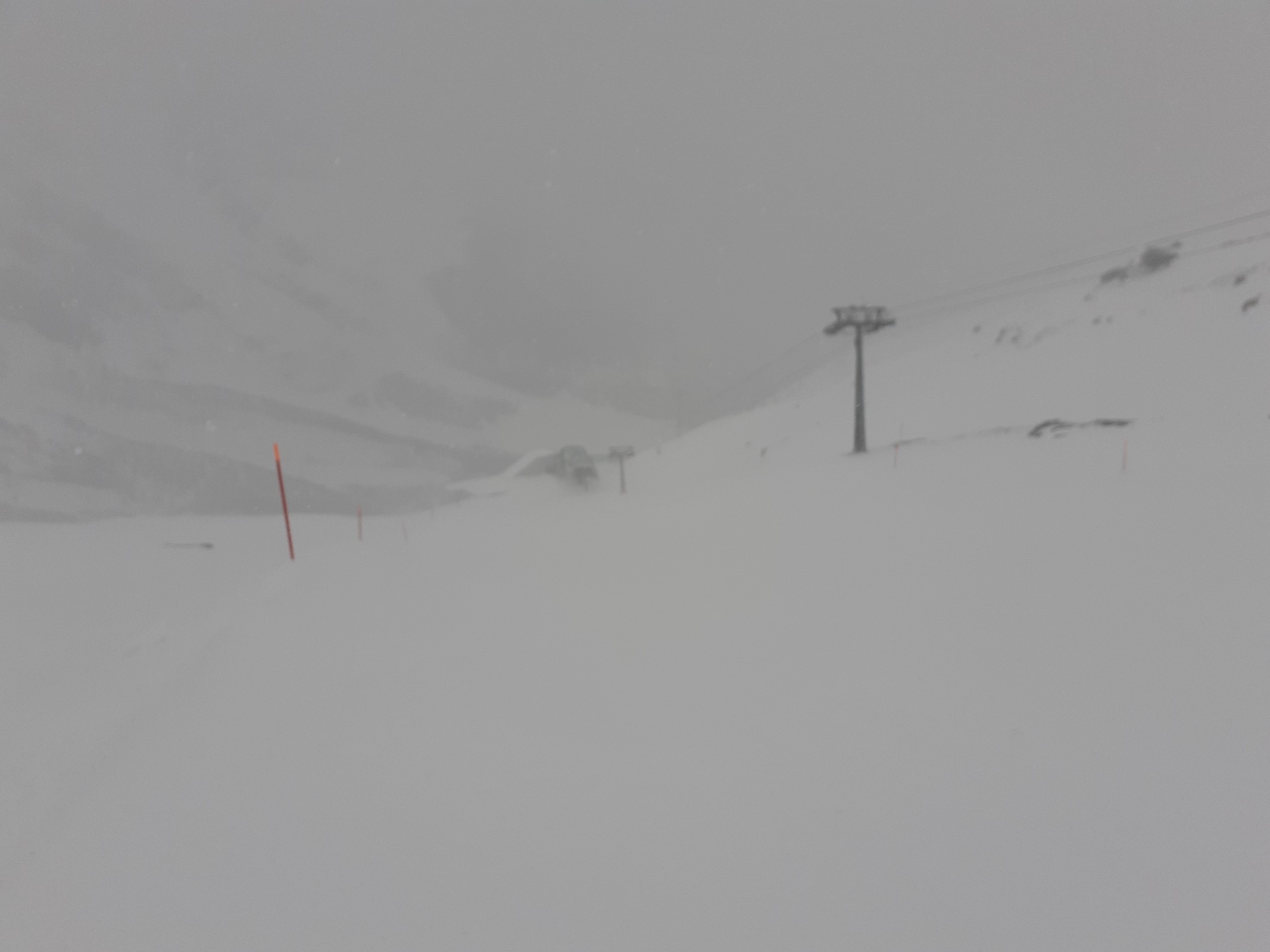 Die Piste 6 Moräne war menschenleer, da die KSB Morenia geschlossen war