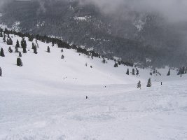 Viel Platz, viel Tiefschnee (es ist Nachmittag!), wenig Leute