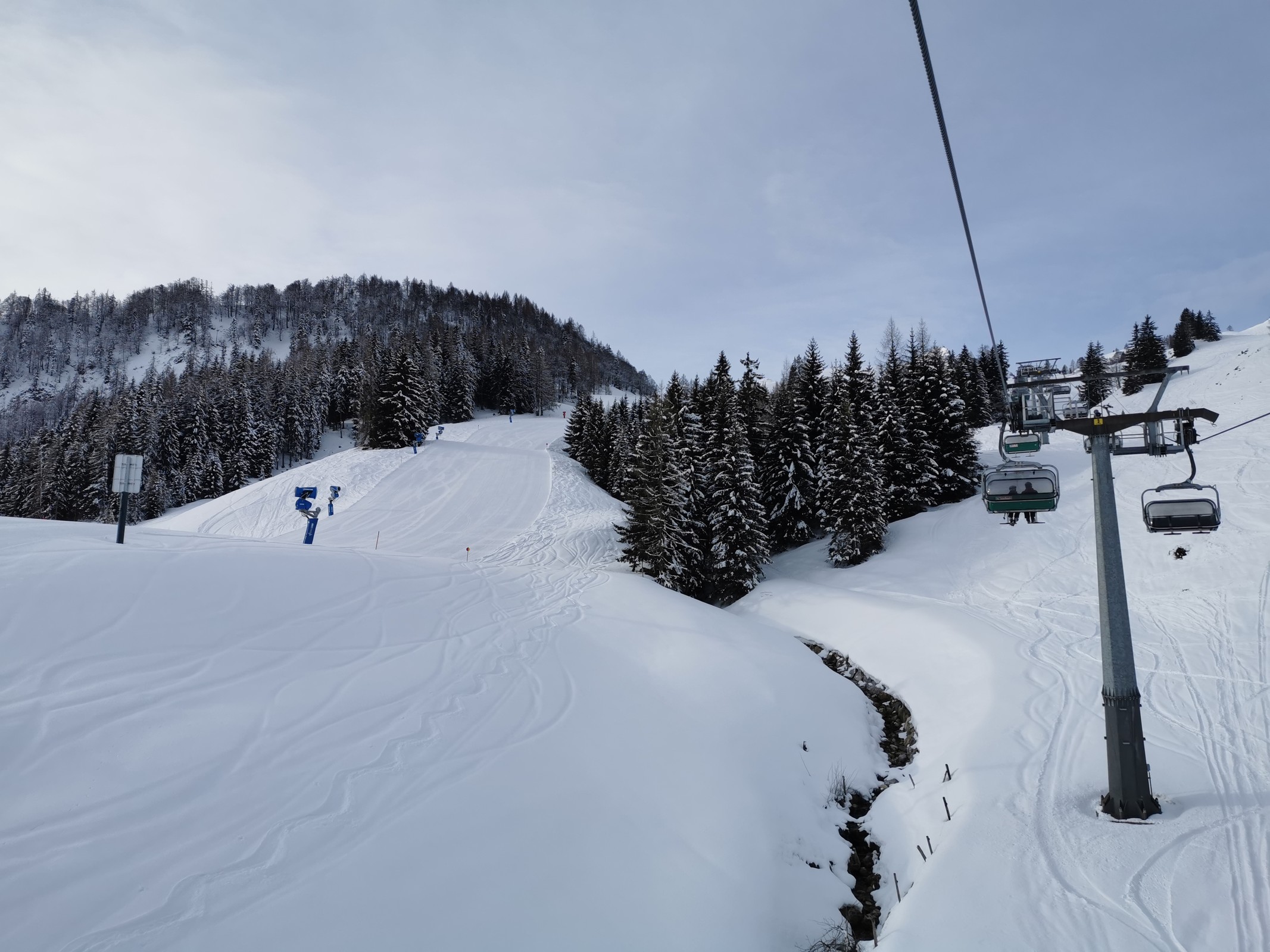 1. Im Lärchfilzen 4er. Ein Blick auf die Pisten macht schon Lust aufs Austoben..jpg