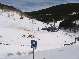 Hier die einzige apere Stelle in den Back Bowls. Der Orient Express erschließt die China, Siberia, Inner and Outer Mongolia Bowl, also ein höchst ergiebiger Lift