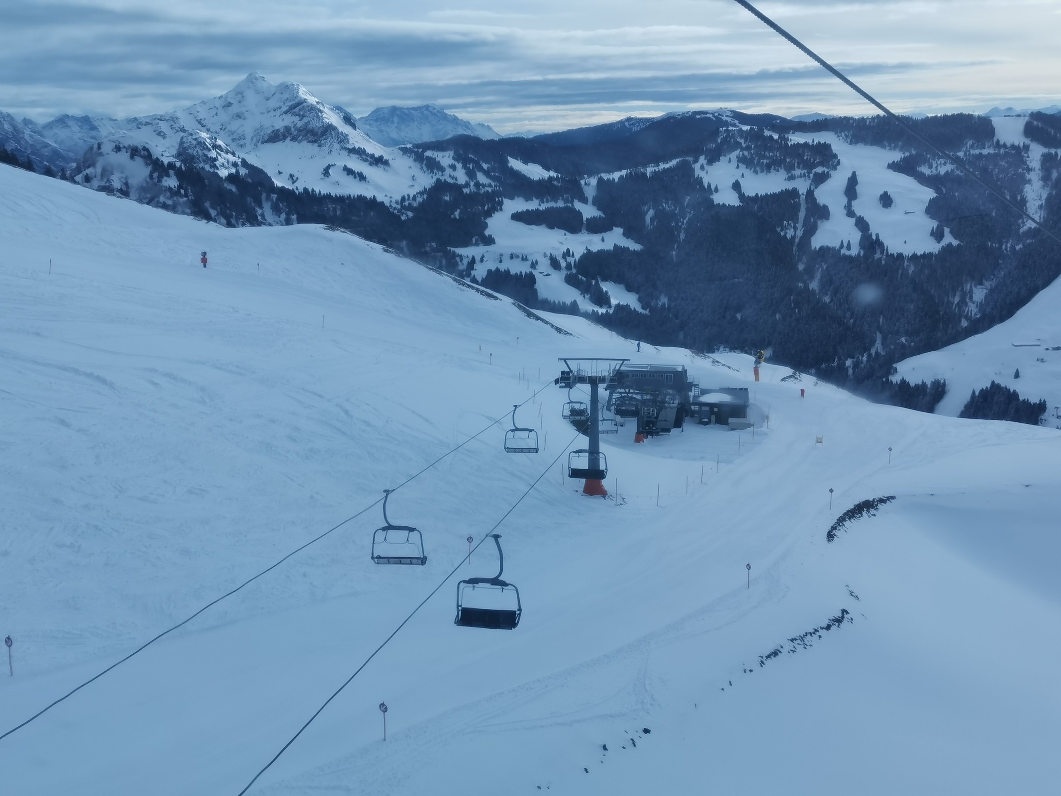 6. Auch der Hochhörndl 4er wartet auf einen Gast. Heute wirds aber nix mit einer Fahrt. Ich habe noch viel vor..jpg