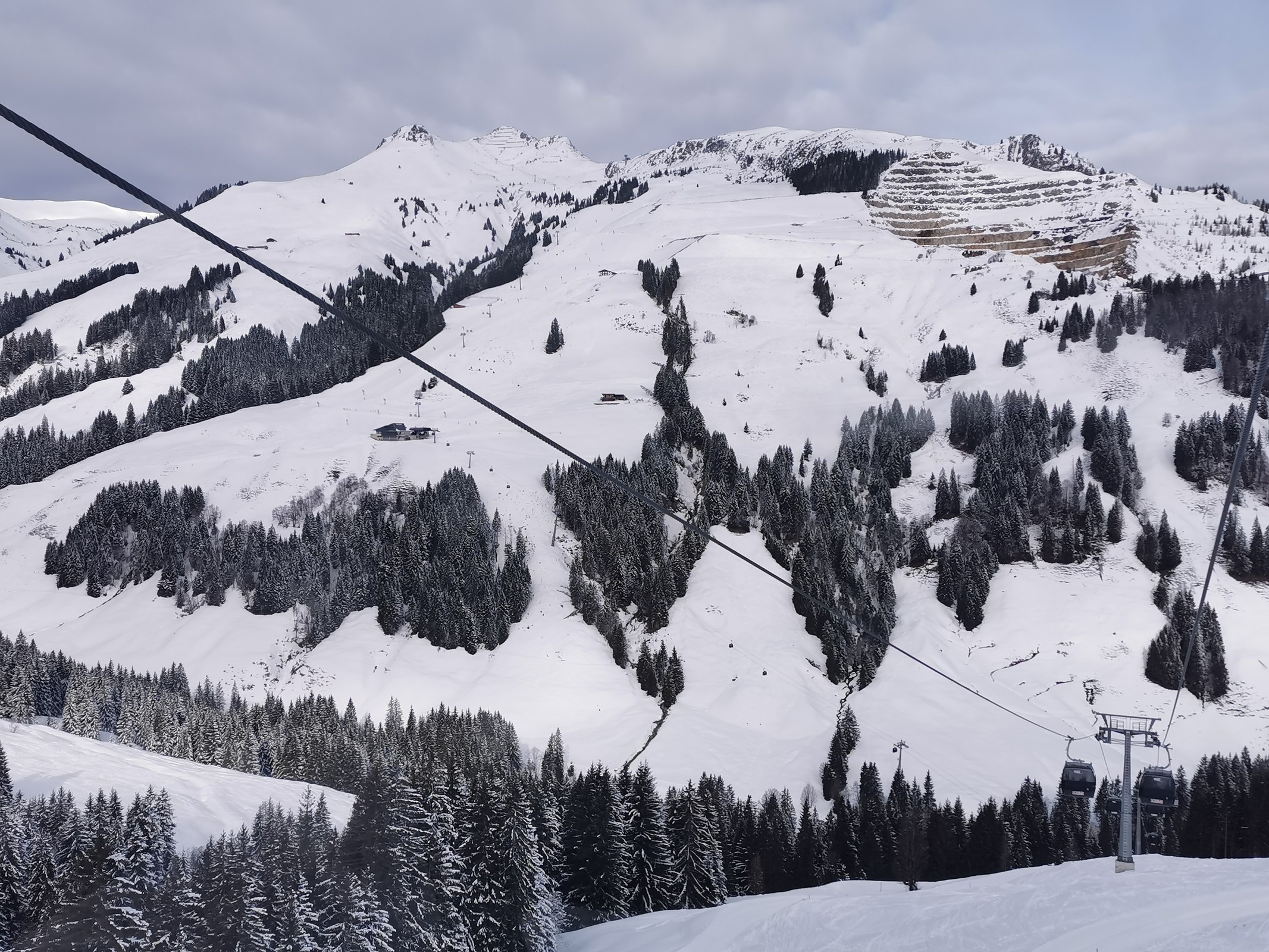 7. Deswegen über die ausgezeichnete Reckmoos Süd Abfahrt gleich zur TirolS. Im Bild ist auch der markante Magnesit Tagebau zu sehen..jpg
