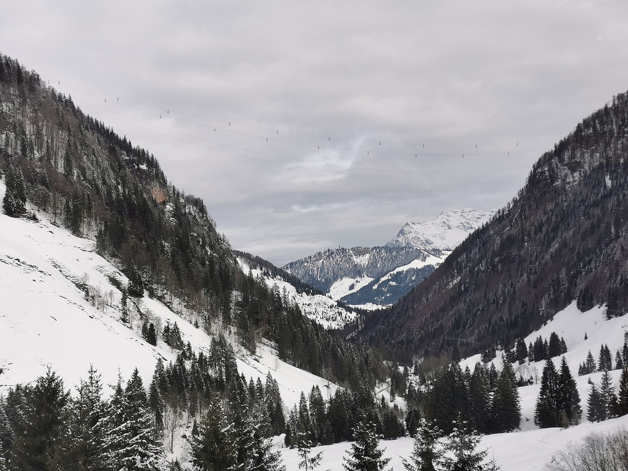 9. Erneut in der TirolS mit Blick auf die interessante Materialseilbahn vom Tagebau bis nach Hochfilzen. Dabei kommt die Bahn ohne Strom aus und fährt allein durch das Gewicht des Gesteins nach unten..jpg
