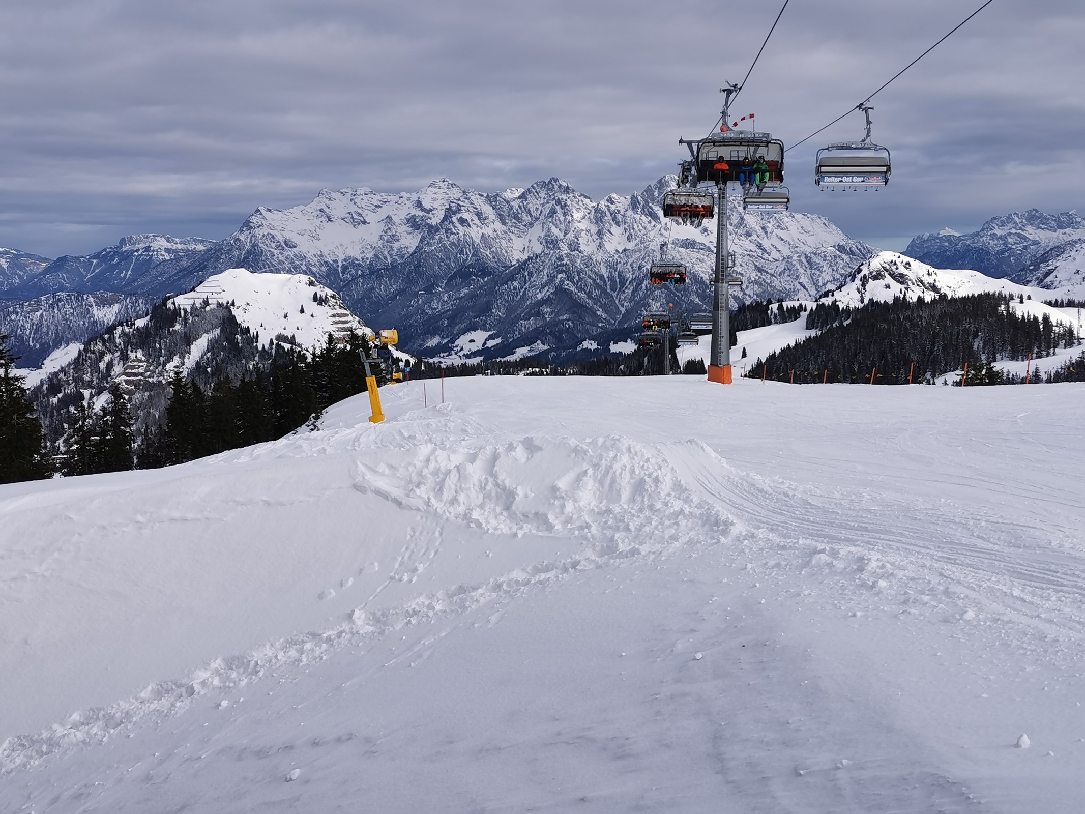 10. Am Reiter Ost 6er. Im Hintergrund die markanten Leoganger Steinberge. Weiter geht es zum Wetterkreuz 6er..jpg
