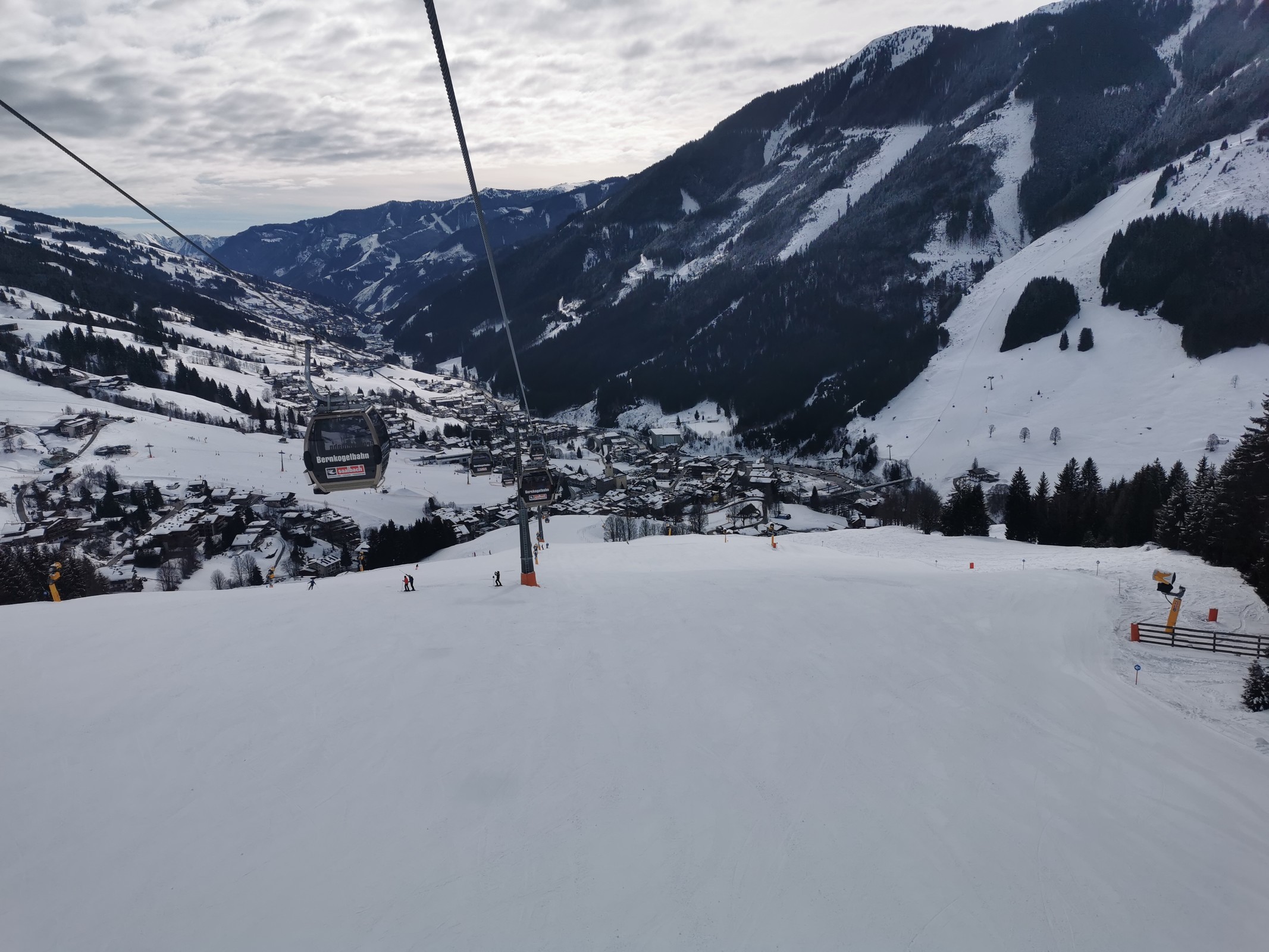 11. Eine der besten Pisten des Tages am Bernkogel. Deswegen eine Wiederholungsfahrt ein MUSS. Erstaunlich auch wie leer die Pisten sind. Da kann man richtig Schuss durchziehen ;).jpg