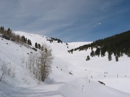 Auf Ziehwegen sammeln sich die Skifahrer und fahren zu den Liften. Oben Links die 4KSB Tea Cup Express