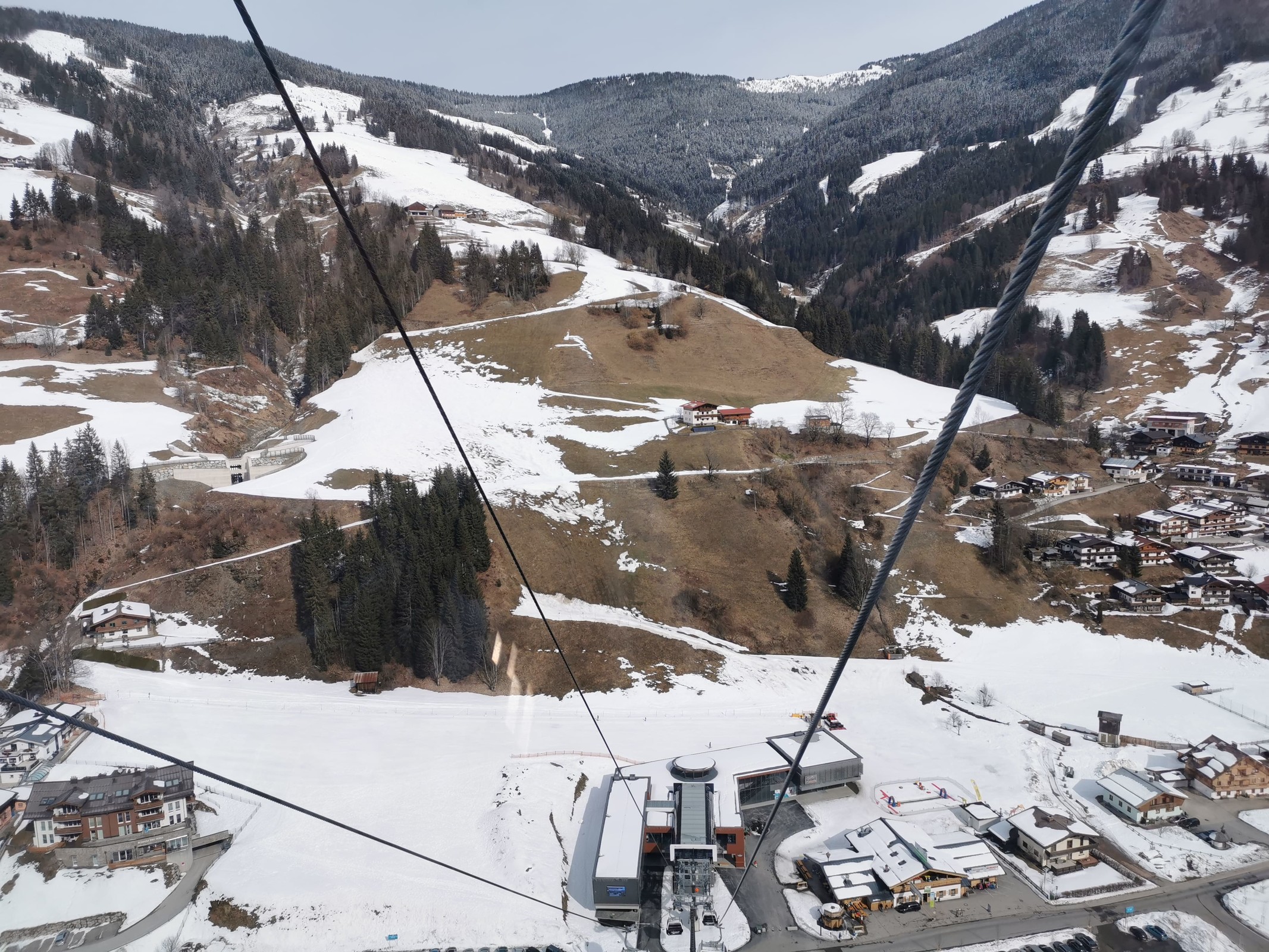 18. Nun aber schnell weiter in den Bus und zum zellamseeXpress. Und ja, die Viehofenabfahrt sollte man definitiv nicht mehr befahren. Es sei denn, man hat die Gras-Ski dabei ;)-min.jpg