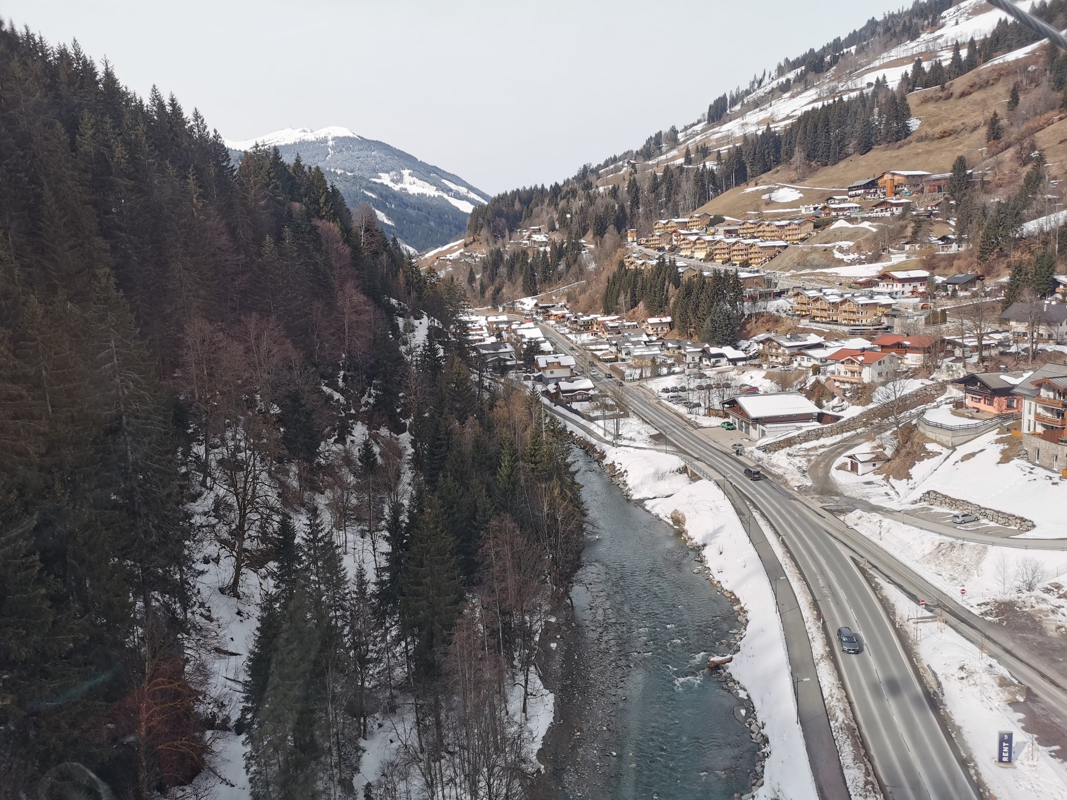 19. Ein Seitenblick. Natürlich ist das Gelände steil, aber es muss doch irgendwie möglich sein eine Talabfahrt zu bauen. Dazu später mehr.-min.jpg